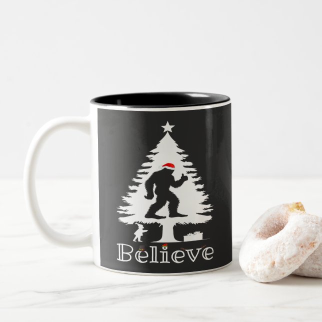 Tasse 2 Couleurs Believe Bigfoot Cryptozoology Christmas Tree (Avec donut)