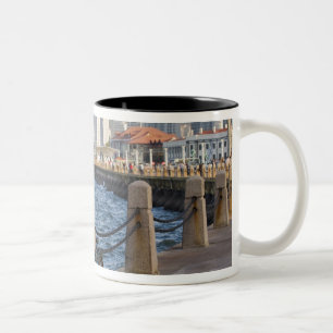 Tasse 2 Couleurs Bicyclette au bord de l'eau avec la skyline de la