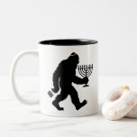 Tasse 2 Couleurs Bigfoot juif Hanukkah Chanukah Humour Hilarant<br><div class="desc">Bigfoot juif Hanukkah Chanukah Humour Hilarant Menorah Dreidel</div>