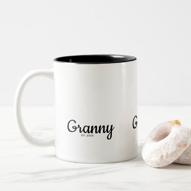 Tasse 2 Couleurs Black Script Established Grandma (Avec donut)