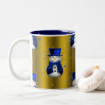 Tasse 2 Couleurs Blue Snowman sur Gold Christmas<br><div class="desc">Un motif de Noël mignon et coloré avec des bonhomme de neige vêtus d'un chapeau et de gilets en velours bleu,  sur un arrière - plan doré festif aux étoiles dorées pour ajouter une touche chic et fantaisiste à vos décorations de maison de Noël cette année.</div>