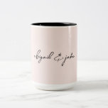 Tasse 2 Couleurs Blush Modern Script Couple Names<br><div class="desc">Arrière - plan roux. Noms de couple personnalisés. Simple. Script moderne. Mariage.</div>