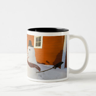 Tasse 2 Couleurs Bonhomme de neige devant une grange rouge à Columb