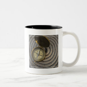 Tasse 2 Couleurs Boussole antique sur la plate-forme de voilier