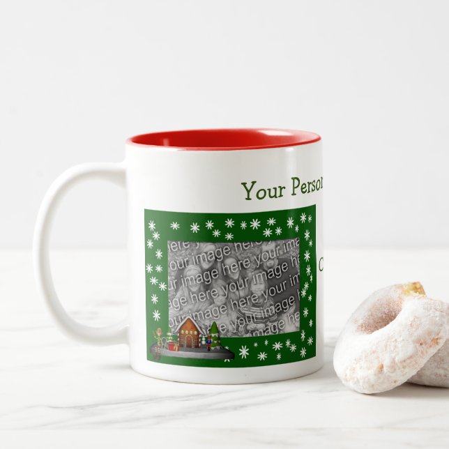 Tasse 2 Couleurs Boy Elf Christmas Village Photo de vacances (Avec donut)