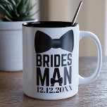 Tasse 2 Couleurs Bridesman Bow Cravate mariage Faveur<br><div class="desc">Convient à votre Bridesman,  il suffit d'ajouter ses initiales et votre date de mariage à ce classique noir et blanc Mariage Tuxedo Cravate Bow Bridesman Mug</div>