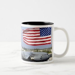 Tasse 2 Couleurs C-17 Globemaster III se repose sur l'en ligne de