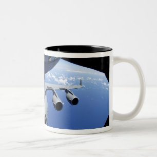 Tasse 2 Couleurs C.A. - 17 Globemaster III reçoit le carburant