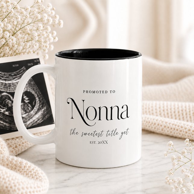 Tasse 2 Couleurs Cadeau d'annonce de grossesse pour Nonna (Pregnancy Announcement Gift for Nonna Two-Tone Coffee Mug)