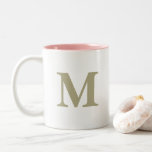 Tasse 2 Couleurs Cadeau de mariage lettre initiale monogramme vert<br><div class="desc">Conçu avec un nom de monogramme personnalisé initial en vert sauge (couleur personnalisée) que vous pouvez modifier comme vous le souhaitez. Fait un excellent cadeau ou un cadeau de fête pour des occasions comme les anniversaires,  les mariages,  les baby showers et plus encore !</div>