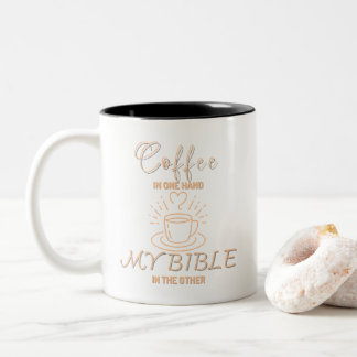 Tasse 2 Couleurs Café dans une main, ma Bible dans l'autre