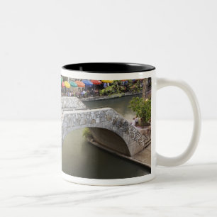 Tasse 2 Couleurs Café extérieur le long de River Walk et pont sur