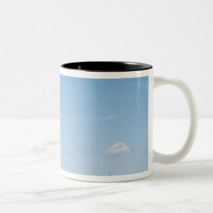 Tasse 2 Couleurs canal dans le port un jour ensoleillé avec le cie