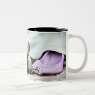 Tasse 2 Couleurs Carlin semblant innocent après avoir mâché