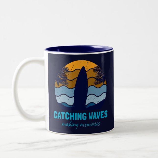 Tasse 2 Couleurs Catching Waves Retro Surboard Beach Art (Gauche)