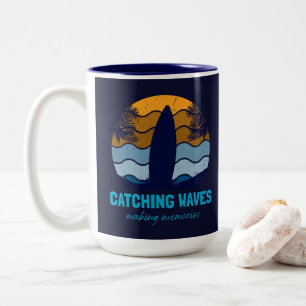 Tasse 2 Couleurs Catching Waves Retro Surboard Beach Art