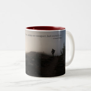 Tasse 2 Couleurs Ce n'est pas la montagne que nous vainquons, mais 