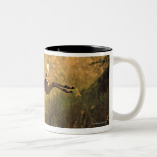 Tasse 2 Couleurs Cerfs communs sautant par le champ