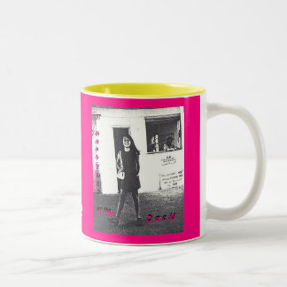 Tasse 2 Couleurs C'EST ARRIVÉ AU QUAI, LE LIVRE_MUG_hot_pink/yel