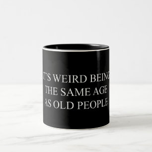 Tasse 2 Couleurs C'est bizarre d'être le même âge que les personnes