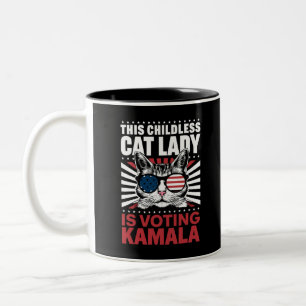 Tasse 2 Couleurs Cette dame au chat sans enfant vote Kamala 2024