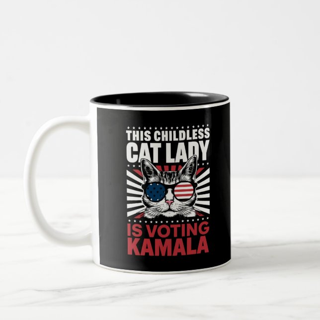 Tasse 2 Couleurs Cette dame au chat sans enfant vote Kamala 2024 (Gauche)