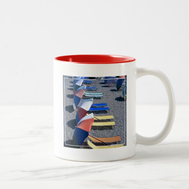 Tasse 2 Couleurs Chaises vides sur la plage (Droit)