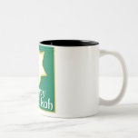 Tasse 2 Couleurs Chanukah heureux<br><div class="desc">Conception verte avec une étoile de David disant Chanukah heureux</div>