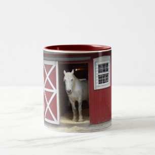 Tasse 2 Couleurs Cheval blanc dans la grange rouge