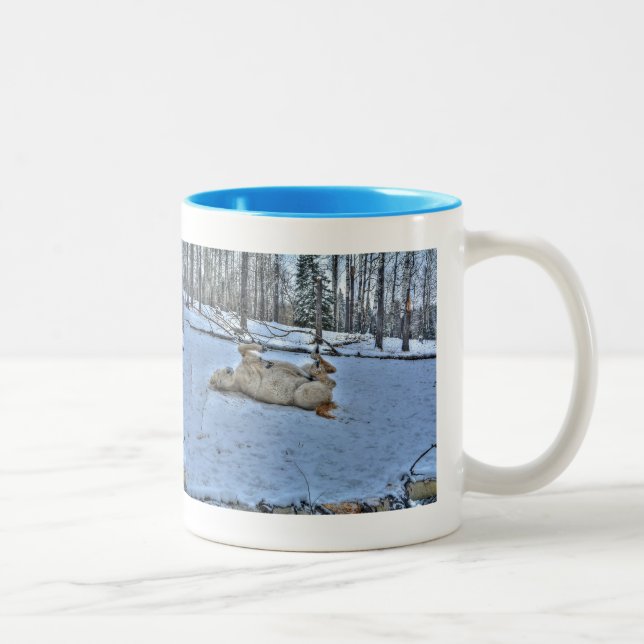 Tasse 2 Couleurs Cheval blanc rouler dans la neige hivernale (Droit)