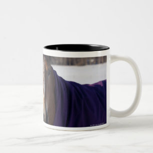 Tasse 2 Couleurs Cheval frôlant sur un champ neige-couvert sur