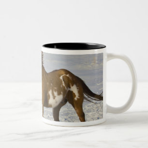 Tasse 2 Couleurs Chevaux courant dans la neige