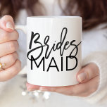 Tasse 2 Couleurs Chic Black Calligraphy Bridesmaid<br><div class="desc">Cette tasse chic de demoiselle de femme de ménage de calligraphie noire fait le cadeau parfait de la proposition de demoiselle de pont. Donnez cette tasse à vos meilleurs amis pour leur demander de faire partie de votre fête de mariage.</div>