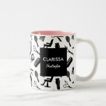 Tasse 2 Couleurs Chic Hair Stylist Motif Nom personnalisé<br><div class="desc">Cute tasse avec un motif noir et blanc des silhouettes de différents outils de coiffeur,  comme ciseaux,  peignes,  sèche-cheveux,  etc. Bon cadeau pour vos employés de salon de coiffure!</div>