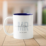 Tasse 2 Couleurs Chic New MR Nom personnalisé Mariage Date Bleu<br><div class="desc">Cute,  tasse à café moderne disant MR dans la typographie moderne en bleu poussiéreux avec votre nom de famille dans la calligraphie script tendance sur une tasse à café à deux tons. Aimer l'intérieur bleu marine foncé mais disponible en beaucoup plus de couleurs.</div>