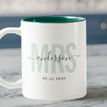 Tasse 2 Couleurs Chic Nouvelle MRS Nom Personnalisé Date de Mariage<br><div class="desc">Tasse à café mignonne et moderne avec l'inscription MRS en typographie moderne en vert sauge avec votre nom de famille en calligraphie script tendance sur une tasse à café bicolore. J'adore l'intérieur rose,  mais disponible dans de nombreuses autres couleurs.</div>
