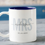 Tasse 2 Couleurs Chic Nouvelle MRS Nom personnalisé Date de mariage<br><div class="desc">Tasse à café mignonne et moderne avec l'inscription MRS en typographie moderne en bleu poussiéreux et votre nom de famille en calligraphie script tendance sur une tasse à café bicolore. J'adore l'intérieur rose,  mais disponible dans de nombreuses autres couleurs.</div>