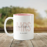 Tasse 2 Couleurs Chic Nouvelle MRS Nom Personnalisé Date de Mariage<br><div class="desc">Tasse à café moderne et mignonne avec l'inscription MRS en typographie moderne en rose pâle avec votre nom de famille en calligraphie script tendance sur une tasse à café bicolore. Adore l'intérieur rose,  mais disponible en de nombreuses autres couleurs.</div>