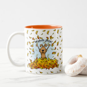 Tasse 2 Couleurs Chien Jouer dans un seau de feuilles d'automne - A