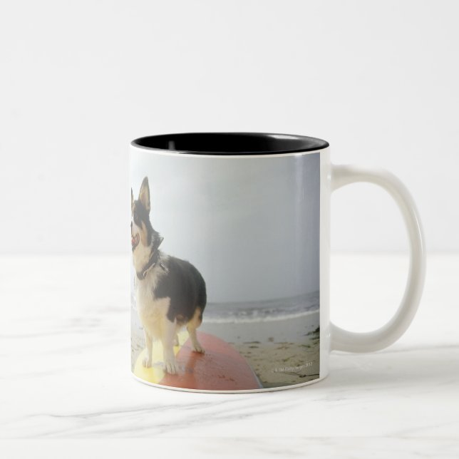Tasse 2 Couleurs Chien sur la planche de surf (Droit)