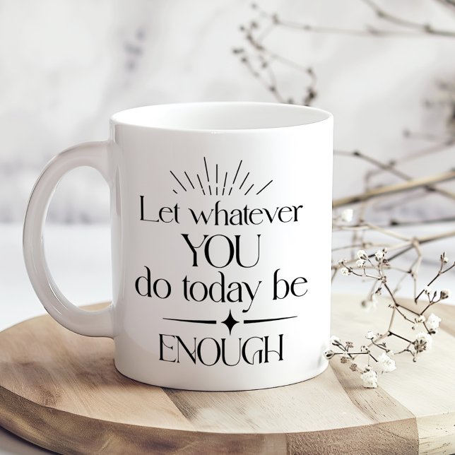 Tasse 2 Couleurs Citation Inspiration en noir et blanc (Black and White Inspirational Quote Two-Tone Coffee Mug on a sunny boho wooden table.)