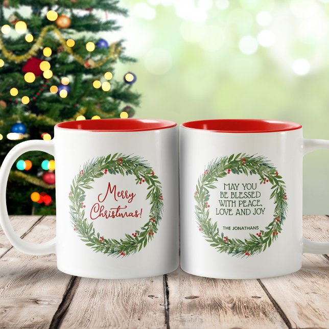 Tasse 2 Couleurs Classic Holly Wreath Nom de famille Noël (Make this Christmas memorable with our Classic Wreath Merry Christmas Coffee Mug.)