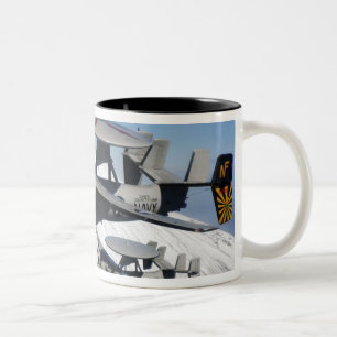 Tasse 2 Couleurs Conduite de deux E-2C Hawkeyes un flyby