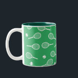 Tasse 2 Couleurs Cool Blanc Retro Raquettes de Tennis Motif Vert<br><div class="desc">Raquettes de tennis blanc et vert Motif pour lui | Court De Tennis D'Été. Cadeau pour joueur de tennis, match de tennis en raquette blanche sur un arrière - plan vert. Cadeau personnalisé pour un joueur de tennis. Joueurs de tennis branchés décoration maison. Des cadeaux de joueurs de tennis modernes...</div>