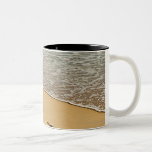 Tasse 2 Couleurs Copies de pied en sable avec la vague