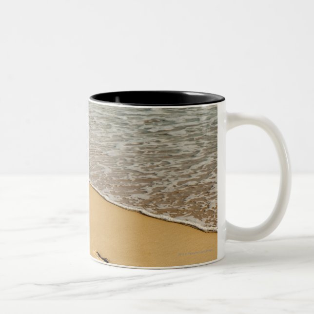 Tasse 2 Couleurs Copies de pied en sable avec la vague (Droit)
