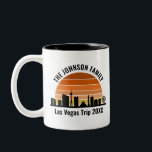 Tasse 2 Couleurs Coucher de soleil sur le Las Vegas Strip Vacances<br><div class="desc">Mug personnalisé avec la skyline de Las Vegas au coucher du soleil pour vos vacances en famille ou votre enterrement de vie de garçon dans la ville des lumières. Jouez de l'aube au crépuscule dans cette ville et gardez-en le souvenir avec ce souvenir.</div>