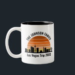 Tasse 2 Couleurs Coucher de soleil sur le Strip de Las Vegas Vacanc<br><div class="desc">Tasse personnalisée avec la skyline de Las Vegas au coucher du soleil pour vos vacances en famille ou enterrement de vie de garçon dans la ville des lumières. Jouez du lever au coucher du soleil dans cette ville et gardez-en le souvenir avec ce souvenir.</div>