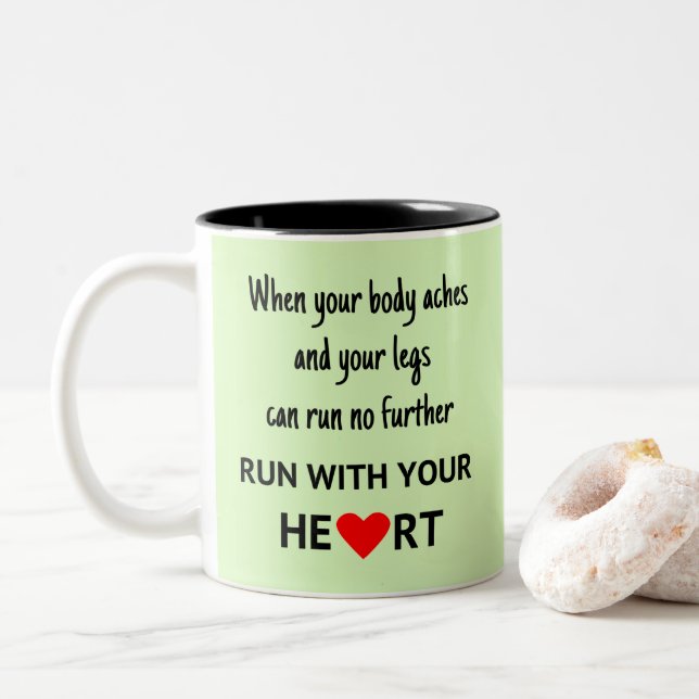 Tasse 2 Couleurs Courez avec votre citation de sports de coeur (Avec donut)