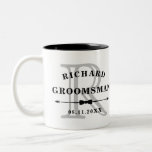 Tasse 2 Couleurs Cravate de la corneille blanche noire Monogramme M<br><div class="desc">La tasse de café pour vos groomsmen où vous pouvez personnaliser la tasse avec le nom de votre marionnettiste et la date en noir sur leur initiale en gris avec un séparateur de cravate arc.</div>